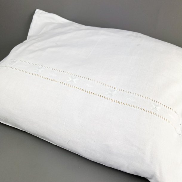 Hvid vintage pudebetr�k med mellemv�rk