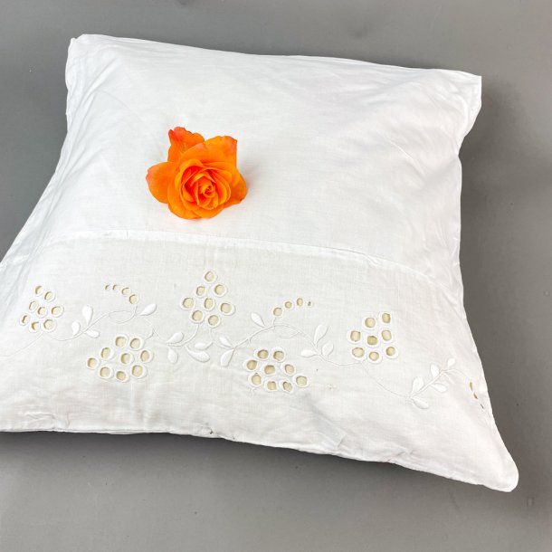 Hvidt vintage pudebetrk med engelsk broderi