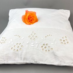 Hvidt vintage pudebetrk med engelsk broderi