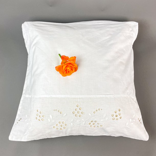 Hvidt vintage pudebetrk med engelsk broderi