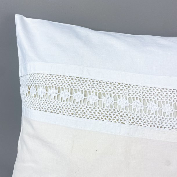 Hvidt vintage pudebetrk med mellemvrk