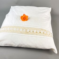 Hvidt vintage pudebetrk med mellemvrk