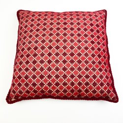 R�d h�ndbroderet vintage pude