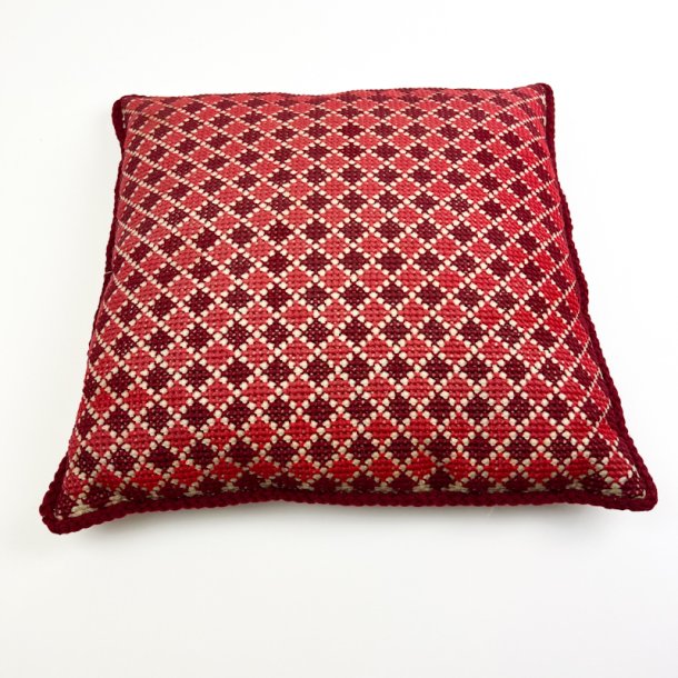 R�d h�ndbroderet vintage pude