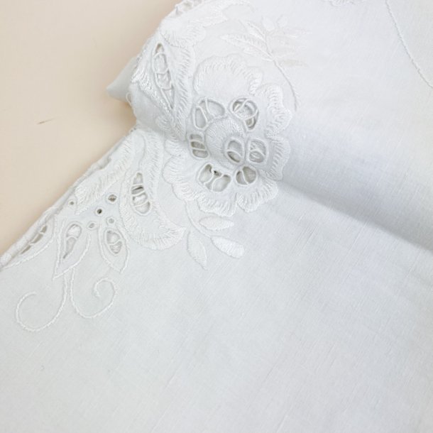 Broderet vintage dug med kniplingskant 140x140 cm