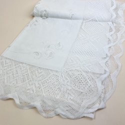 Broderet vintage dug med kniplingskant 140x140 cm