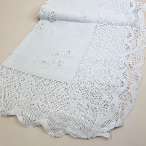 Broderet vintage dug med kniplingskant 140x140 cm