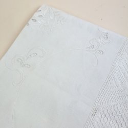 Broderet vintage dug med kniplingskant 140x140 cm