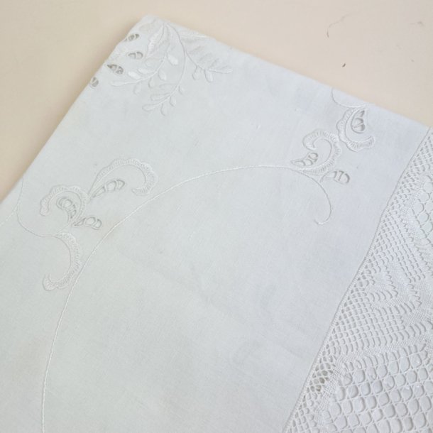 Broderet vintage dug med kniplingskant 140x140 cm