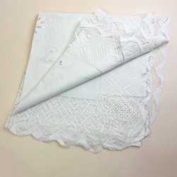 Broderet vintage dug med kniplingskant 140x140 cm