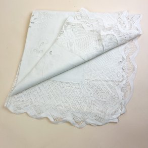 Broderet vintage dug med kniplingskant 140x140 cm