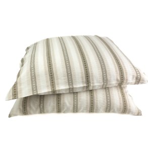 To sandfarvede vintage damask pudebetr�k