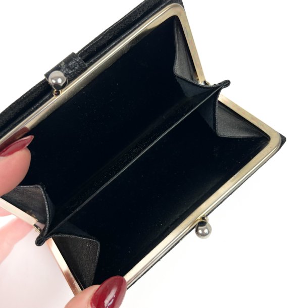 Sort vintage pung med metalsp�nde