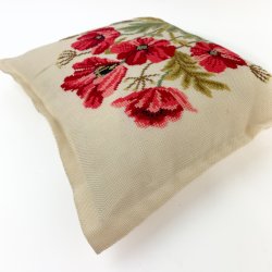 Vintage pyntepude med rde valmuer