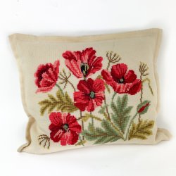 Vintage pyntepude med rde valmuer