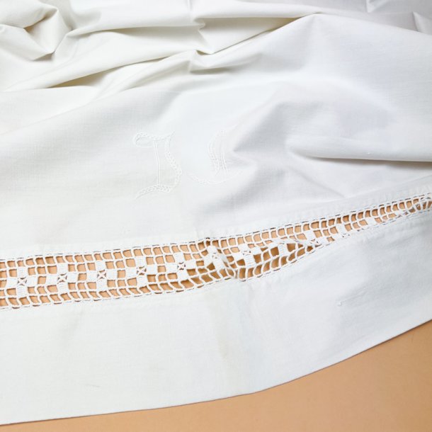 To elegante vintage pyntelagener med h�klet bort