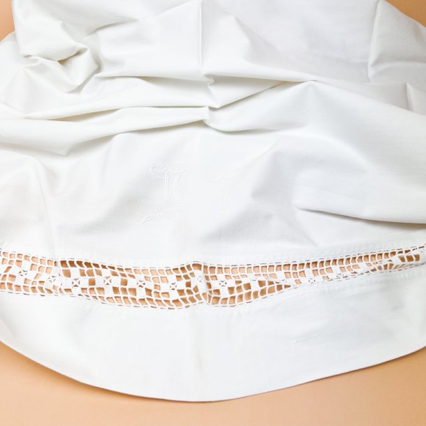 To elegante vintage pyntelagener med h�klet bort
