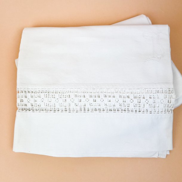 To elegante vintage pyntelagener med h�klet bort