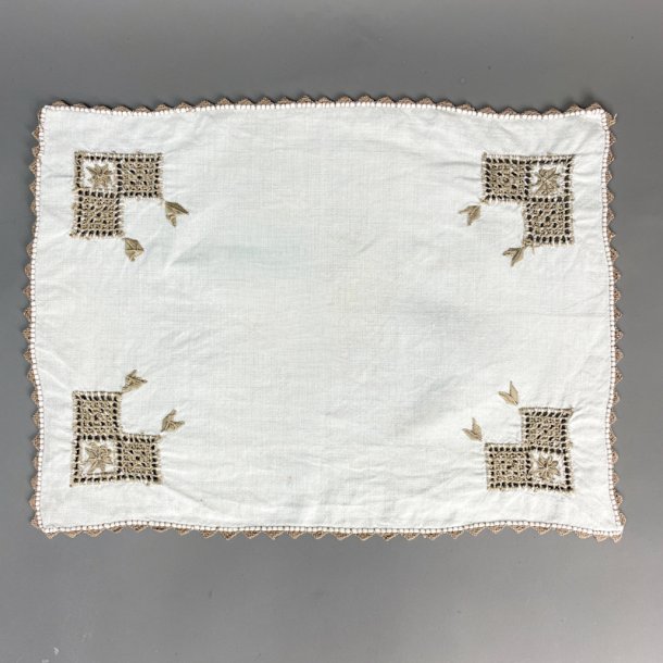 Broderet vintage bakkeserviet