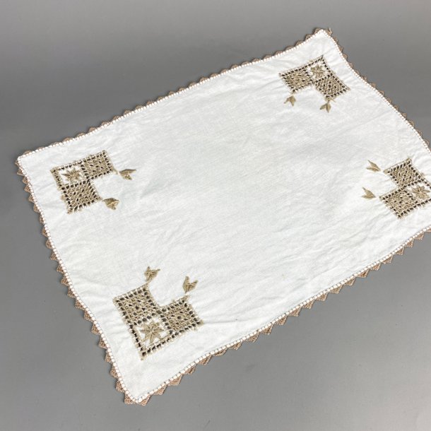 Broderet vintage bakkeserviet