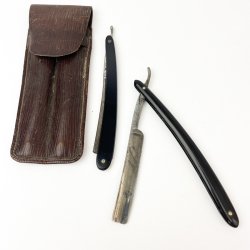 Zwei Vintage-Rasierer im Lederetui.