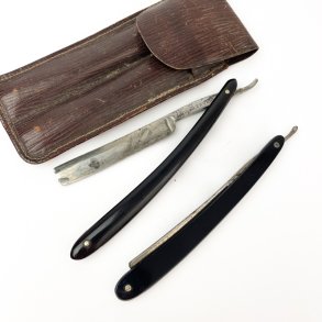 Zwei Vintage-Rasierer im Lederetui.