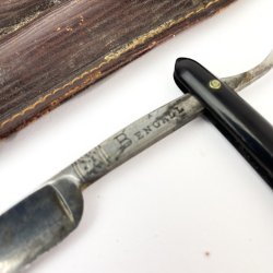 Zwei Vintage-Rasierer im Lederetui.