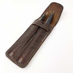 Zwei Vintage-Rasierer im Lederetui.
