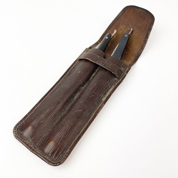 Zwei Vintage-Rasierer im Lederetui.