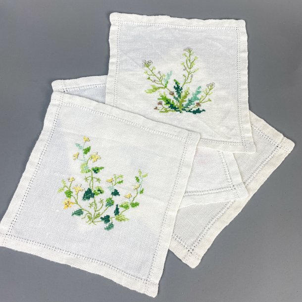 Fire broderede vintage mellemlgsservietter