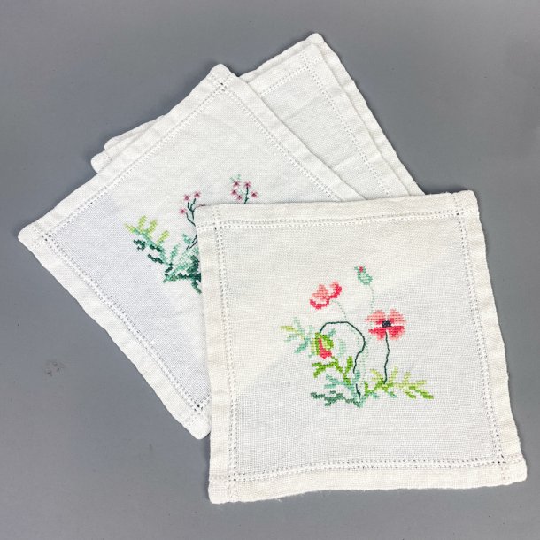 Fire broderede vintage mellemlgsservietter