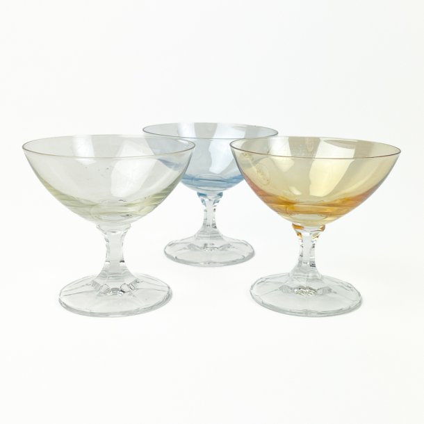 Tre farvede vintage likrglas
