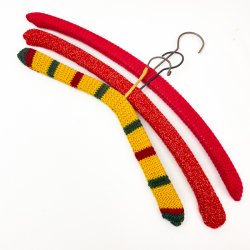 Drei rote und gelbe Retro-Kleiderbgel mit Strickberzug