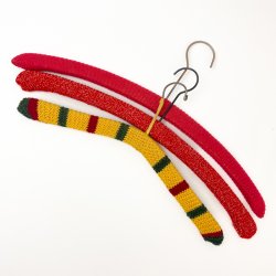 Drei rote und gelbe Retro-Kleiderbgel mit Strickberzug