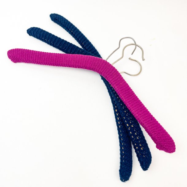 Drei rote und gelbe Retro-Kleiderbgel mit Strickberzug