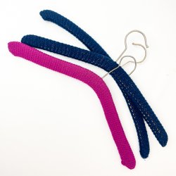 Drei rote und gelbe Retro-Kleiderbgel mit Strickberzug