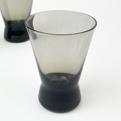 Rauchfarbenes Retroglas mit klassischer Form