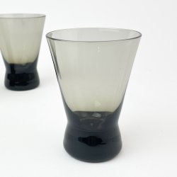 Rauchfarbenes Retroglas mit klassischer Form