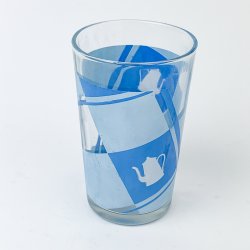 Retro Trinkglas mit blauem Teekannen-Motiv
