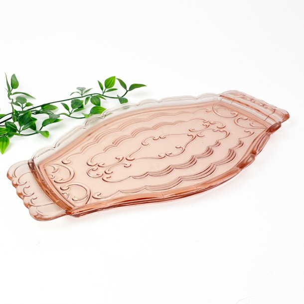 Rosa serveringsfad i presset glas