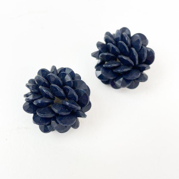 Blomsterformede retro reclips i mrkebl plast
