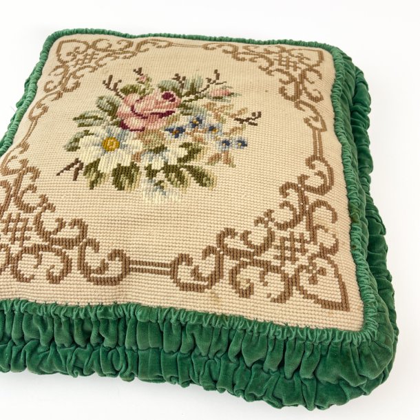 Hndbroderet vintage pude med velourkant