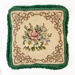 Hndbroderet vintage pude med velourkant