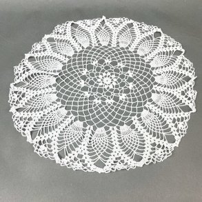 Gestrickter weier Vintage-Kerzenstnder.