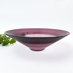 Einzigartige Glasschale in Pflaumenfarbe.