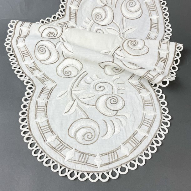 Vintage lysedug med broderi og orkeret kant