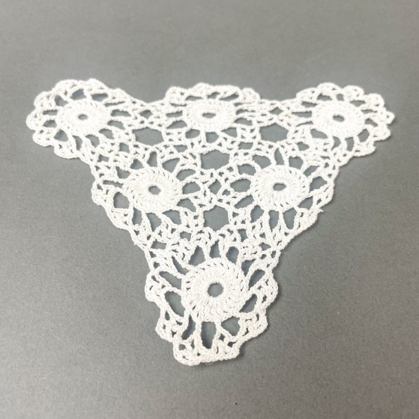 Kniplet hvid vintage b�restykke