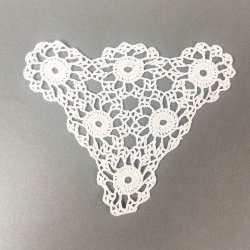 Kniplet hvid vintage b�restykke