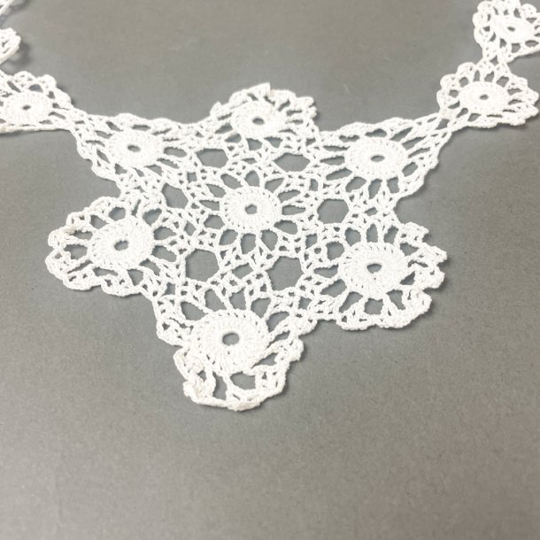 Kniplet hvid vintage b�restykke