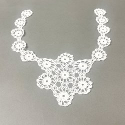 Kniplet hvid vintage b�restykke